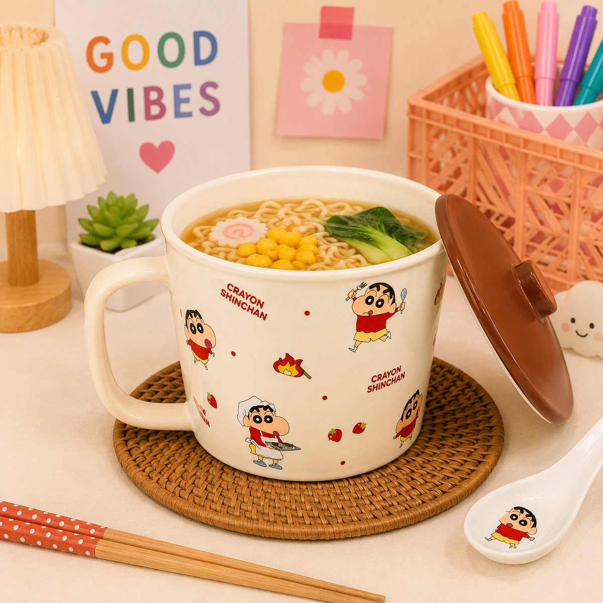 Hediye Ofisi Shinchan Kapaklı Büyük Noodle Kasesi – Kaşıklı Seramik Kupa